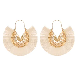 Boucles d'oreilles bohèmes ethniques en forme d'éventail avec pompons dorés