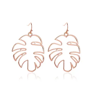 Élégantes boucles d'oreilles pendantes feuilles de monstera ajourées en or rose