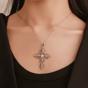 Collier croix en argent bohème avec design évidé vintage et pierres roses