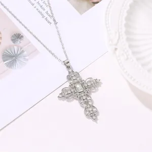 Collier croix vintage argenté avec motif évidé et cristaux incrustés de style bohème