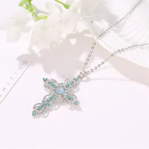Collier croix bohème classique avec pierres précieuses bleu clair et chaîne en argent