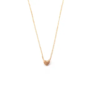 Elegante collar minimalista de oro rosa con colgante de corazón y cadena delicada