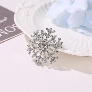 Broche flocon de neige argentée scintillante avec strass pour tenues d'hiver élégantes