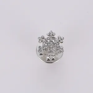 Elegant silver snowflake brooch featuring shimmering rhinestones and a hexagonal design
