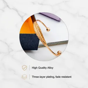 Dettaglio macro del bracciale aperto a foglia oro rosa con finitura lucidata a mano