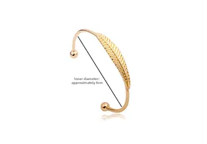 Dettaglio del bracciale dorato con motivo a foglia e diametro interno di 6cm