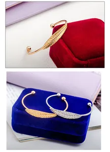 Dettaglio del bracciale a foglia regolabile in finitura oro e argento su velluto
