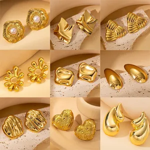 Set di nove orecchini in acciaio inossidabile placcato oro in varie forme geometriche e floreali