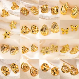 Collezione di orecchini in acciaio inossidabile dorato in varie forme artistiche su seta