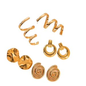 Set di quattro orecchini a cerchio in acciaio inossidabile dorato con design geometrico