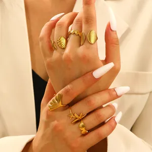Set de anillos dorados de acero inoxidable con estrellas de mar y caracolas para mujer