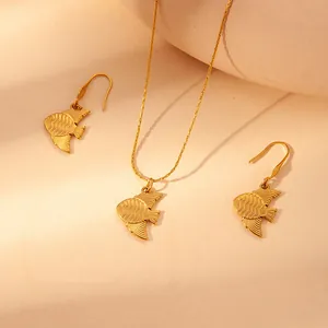 Set di gioielli eleganti in acciaio inossidabile dorato con ciondolo a forma di cavalluccio