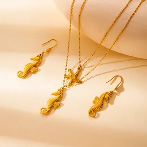 Set di gioielli dorati con collana e orecchini a forma di stella marina e cavalluccio
