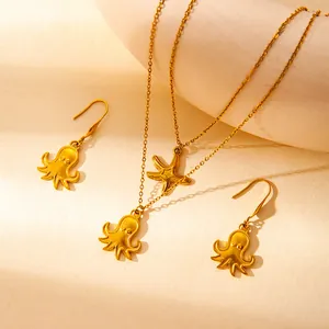 Dettaglio del set collana e orecchini con polpo e stella marina placcati in oro 18k