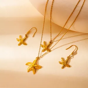 Dettaglio della collana con ciondolo a stella marina e orecchini in finitura oro 18k