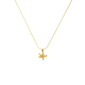 Detail eines goldenen Seestern-Anhängers an einer feinen Kette für Sommer-Schmuck