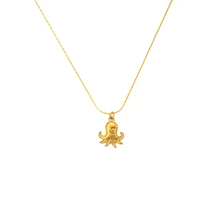 Detailansicht eines goldenen Oktopus-Anhängers an einer feinen Wasserwellenkette