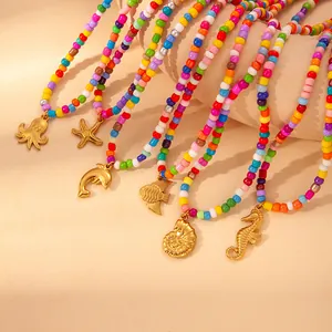 Collares de cuentas coloridas con colgantes marinos dorados de delfín y estrella de mar