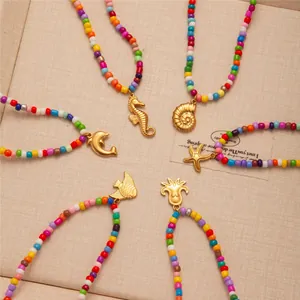Collar de cuentas de colores estilo océano con colgantes de caballito de mar y delfín