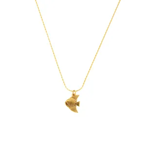 Detailaufnahme des goldenen tropischen Fisch-Anhängers mit Streifen auf der Kugelkette