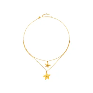 Detailaufnahme der goldenen zweilagigen Halskette mit Seesternanhängern und feiner Kette
