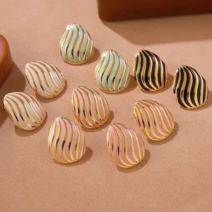 Boucles d'oreilles gouttes en émail coloré avec motifs de vagues dorées sur beige