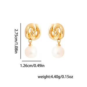 Dettaglio degli orecchini di perle con maglia dorata con misure 2,75cm e peso 4,40g