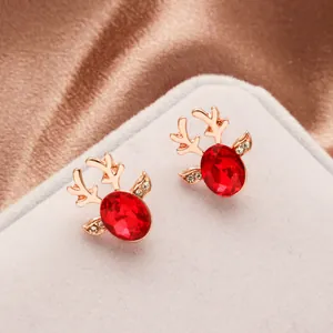 Elegante Ohrstecker in Roségold mit Rentier-Motiv, rotem Stein und Mikro-Pavé-Kristallen
