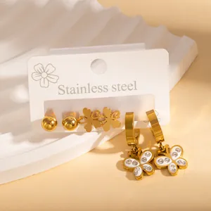 Dettaglio di orecchini a farfalla placcati oro 18k con zirconi su espositore bianco
