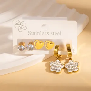 Tre paia di orecchini in acciaio inossidabile placcato oro 18k con zirconi e fiori