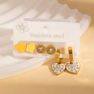 Set di tre paia di orecchini in acciaio inossidabile dorato 18k con cuori e cristalli chic