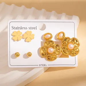 Tre paia di orecchini in acciaio inossidabile placcati oro 18k con perle e fiori
