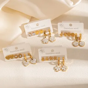 Set di orecchini in acciaio placcato oro 18k con farfalle in zircone e design a cuore