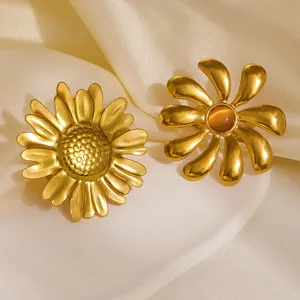 Anillos de flores doradas vintage con gema ámbar sobre piedra blanca y seda
