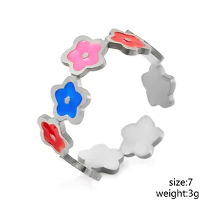 Detalle de anillo de flor ajustable que muestra la talla 7 y un peso de 3g