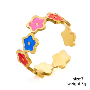 Anillo ajustable de oro con flores de esmalte de colores y acabado de acero inoxidable pulido