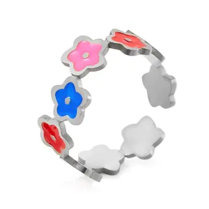 Detalle de anillo ajustable de plata con flores de esmalte de colores en rosa y azul