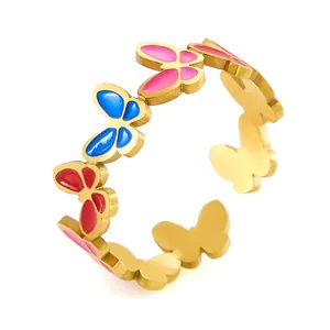 Detalle de las coloridas mariposas de esmalte en el anillo dorado ajustable