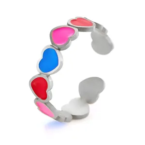Detalle de corazones de esmalte colorido en un anillo ajustable de acero inoxidable