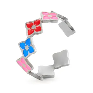 Detalle del anillo ajustable de plata con motivos florales de esmalte colorido y tréboles