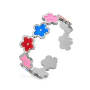 Detalle del anillo de flor ajustable en plata con pétalos de esmalte en rojo, azul y rosa