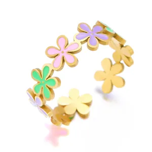 Detalle de anillo ajustable dorado con pétalos de flores de esmalte en tonos macaron