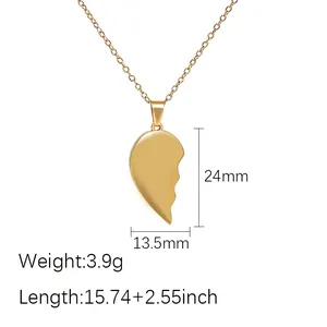 Vista detallada del collar con colgante de corazón dorado con dimensiones y peso