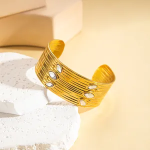 Bracciale rigido largo aperto in acciaio placcato oro 18k con zirconi taglio marquise
