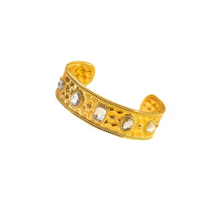 Bracciale rigido aperto martellato in oro 18k con cristalli in stile boho vintage