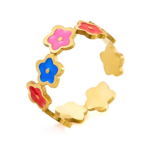 Anillo ajustable de acero dorado con flores de esmalte de colores rosa y azul