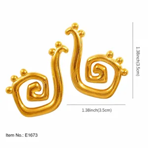 Vue détaillée de boucles d'oreilles spirales irrégulières plaquées or en acier inoxydable