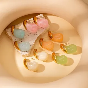 Moderni orecchini a goccia in resina e oro in vari colori pastello delicati