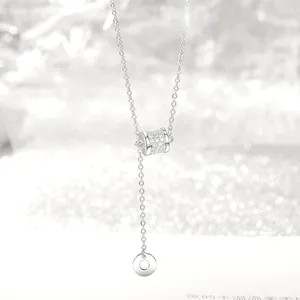 Collana da donna con pendente a cilindro in argento e pietre di zircone scintillanti