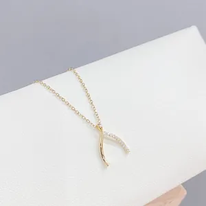 Collana con ciondolo wishbone placcata in oro 14K con zirconi asimmetrici da donna